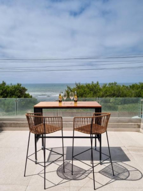 Alquiler De Departamento Monoambiente Con Terraza, Frente Al Mar En La Costa Quequén, Con Pileta, Solarium y Sum Con Parrilla